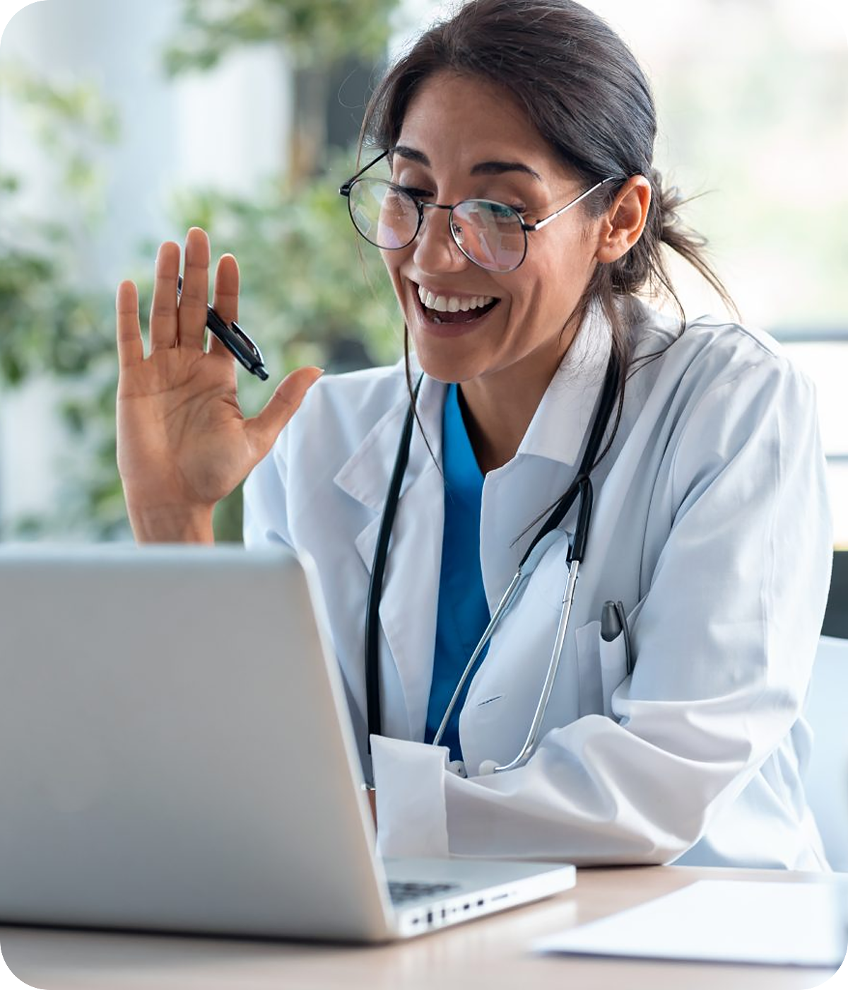 Médica acompanhando indicadores em tempo real